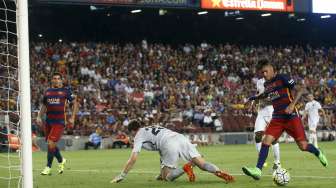 Pemain Barcelona Neymar mencetak gol ke gawang AS Roma. Reuters/Albert Gea