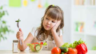 Akibat Kebiasaan Ibu Tiup Makanan Anak, Gadis 8 Tahun Derita Sakit Lambung!
