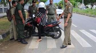 Hindari Razia, Siswi Aceh Bercelana Ketat Terjungkal Dari Motor