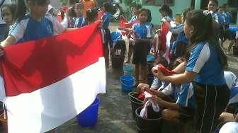 Sambut HUT RI, Ratusan Siswa SD di Solo Cuci Bendera Merah Putih
