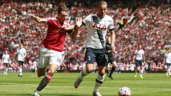 Punggawa Tottenham Harry Kane (kanan) berebut bola dengan pemain MU Matteo Darmian (8/8) [Reuters/Jason Cairduff]