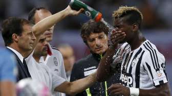 Pemain Juve Paul Pogba mendapat perawatan (8/8) [Reuters/Aly Song]