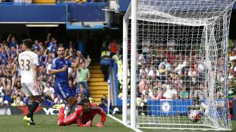 Gawang Swansea jebol lewat tendangan bebas Oscar (9/8) [Reuters/Eddie Keogh]