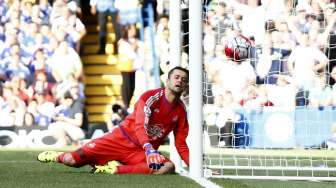 Reaksi Lukasz Fabianski saat terjadinya gol bunuh diri Federico Fernandez (9/8) [Reuters/Eddie Keogh]