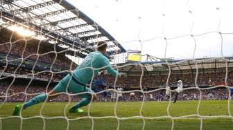 Bafetimbi Gomis mencetak gol ke gawang Chelsea lewat titik penalti (9/8) [Reuters/Eddie Keogh]