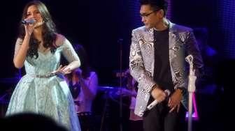 Afgan menghangatkan konser A Night to Remember di ndonesia Convention Exhibition (ICE), BSD City, Tangerang Selatan, Sabtu (8/9). [Suara.com/Ismail]