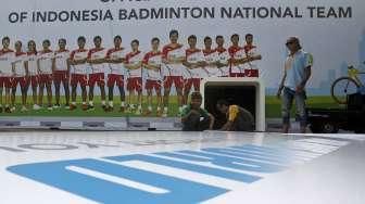 Pekerja menyelesaikan pembuatan stand-stand jelang diselenggarakannya Kejuaraan Dunia Total BWF World Championship 2015 di Istora Senayan, Jakarta, Minggu (9/8). [Suara.com/Kurniawan Mas'ud]