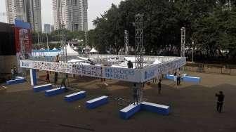 Pekerja menyelesaikan pembuatan stand-stand jelang diselenggarakannya Kejuaraan Dunia Total BWF World Championship 2015 di Istora Senayan, Jakarta, Minggu (9/8). [Suara.com/Kurniawan Mas'ud]