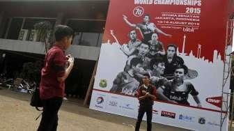 Pekerja menyelesaikan pembuatan stand-stand jelang diselenggarakannya Kejuaraan Dunia Total BWF World Championship 2015 di Istora Senayan, Jakarta, Minggu (9/8). [Suara.com/Kurniawan Mas'ud]