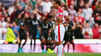 Pemain Stoke City Peter Odemwingie tampak kecewa setelah dikalahkan Liverpool. Reuters / Jason Cairnduff Livepic