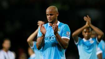 Bek Manchester City Vincent Kompant dan rekan setim lainnya memberikan aplaus kepada fans. Reuters / Jason Cairnduff