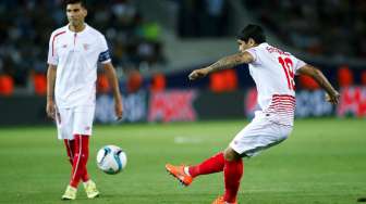 Pemain Sevilla Ever Banega (kanan) membuat Sevilla unggul lebih dulu dari Barcelona. Reuters/David Mdzinarishvili