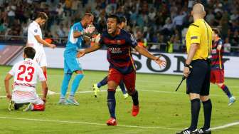 Pemain Barcelona Rafinha (tengah) merayakan golnya ke gawang Sevilla. Reuters/Grigory Dukor