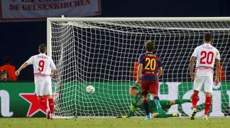 Kiper Barcelona Marc-Andre ter Stegen gagal menghentikan bola tendangan Kevin Gameiro (kiri). Reuters/David Mdzinarishvili