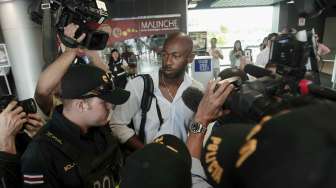 Pelatih Costa Rika Paulo Wanchope dikawal polisi (13/8) [Reuters/Juan Carlos Ulate]