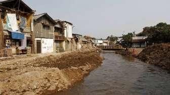 Hujan Deras, Luapan Kali Krukut Rendam Jalan di Cilandak Barat