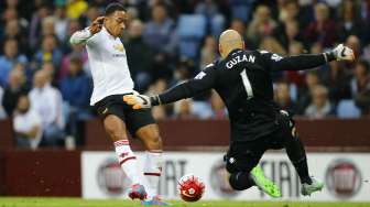 Penjaga gawang Aston Villa Brad Guzan menggagalkan peluang Memphis Depay (15/8) [Reuters/Darren Staples]