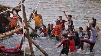 Ratusan warga mengikuti Pesta Rakyat Ciliwung di Jakarta, Sabtu (15/8). Acara tersebut digelar dalam rangka menyambut HUT ke-70 RI. [Suara.com/Kurniawan Mas'ud]