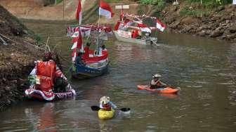 Ratusan warga mengikuti Pesta Rakyat Ciliwung di Jakarta, Sabtu (15/8). Acara tersebut digelar dalam rangka menyambut HUT ke-70 RI. [Suara.com/Kurniawan Mas'ud]