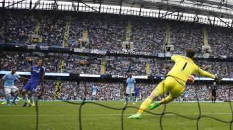 Kiper Chelsea Asmir Begovic gagal menghentikan bola yang dilepaskan Fernandinho dari jarak jauh (17/8) [Reuters/Andrew Yates]