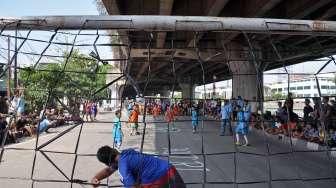 Masyarakat, termasuk anak-anak, mengikuti perayaan HUT Kemerdekaan Republik Indonesia yang ke-70 Tahun di kawasan kolong jembatan layang Lodan, Kampung Bandan, Jakarta, Senin (17/8). [Suara.com/Kurniawan Mas'ud]