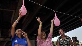 Masyarakat, termasuk anak-anak, mengikuti perayaan HUT Kemerdekaan Republik Indonesia yang ke-70 Tahun di kawasan kolong jembatan layang Lodan, Kampung Bandan, Jakarta, Senin (17/8). [Suara.com/Kurniawan Mas'ud]