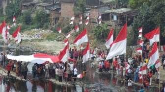 Ada-ada Saja, Warga Upacara Bendera di Tengah Sungai