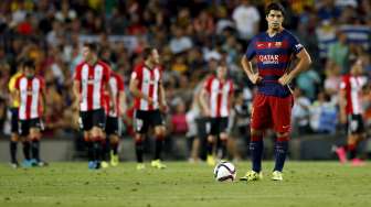 Luis Suarez terlihat kecewa usai kegagalan Barcelona di ajang Piala Super Spanyol (18/8) [Reuters/Albert Gea]