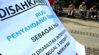 Karnaval mengajak masyarakat mendorong pembahasan dan pengesahan RUU penyandang disabilitas.