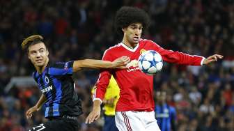 Pemain MU Marouane Fellaini mencetak gol ke gawang Brugge (19/8) [Reuters/Darren Staples]