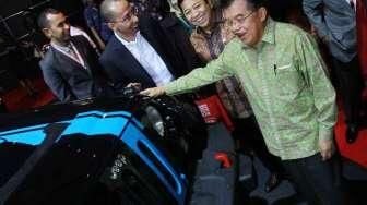 Wakil Presiden Jusuf Kalla membuka Indonesia Internasional Motor Show (IIMS) yang digelar di JExpo Kemayoran di Jakarta, Rabu (19/8).[Suara.com/Oke Atmaja]