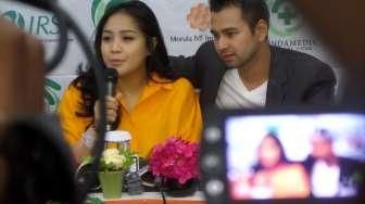 Raffi Ahmad Ganti Popok dan Temani Gigi Menyusui Rafathar