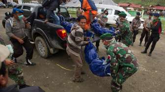 Petugas SAR gabungan menurunkan jenazah korban kecelakaan pesawat Trigana Air dari mobil setibanya di RSUD Oksibil, Kabupaten Pegunungan Bintang, Papua, Rabu (19/8/2015). [Antara/Andika Wahyu]