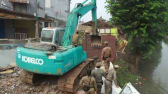 Upaya Pemprov DKI Jakarta merelokasi warga Kampung Pulo, Jakarta Timur mendapat perlawanan, Kamis (20/8).