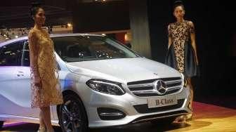 Stand pabrikan mobil Mercedes-Benz di ajang pameran Gaikindo International Indonesia Auto Show (GIIAS) 2015, di ICE Serpong, Tangerang, Banten, Kamis (20/8/2015). [Suara.com/Kurniawan Mas&#039;ud]