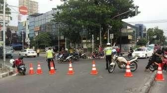 Berhenti di Depan Garis Zebra Cross, Pak Polisi Kena Tegur Warga