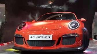 Porsche merilis varian terbaru yakni 911 GT3 RS, Cayman GT4, Boxster Black Edition, Boxster Indonesia Edition.