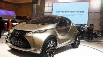 Mobil-mobil konsep milik produsen mobil Lexus Indonesia dipamerkan di ajang GIIAS di Gedung ICE BSD, Tangerang, Banten, Jumat (21/8/2015). [Suara.com/Kurniawan Mas&#039;ud]