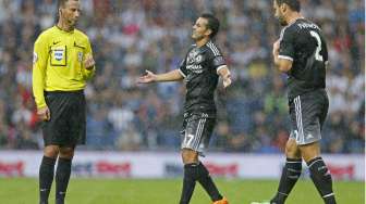 Pemain Chelsea Pedro Rodriguez (tengah) berbicara dengan wasit Mark Clattenburg (23/8) [Reuters/Carl Recine]