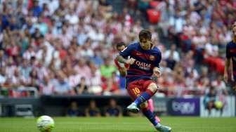 Pemain Barcelona Lionel Messi melepaskan tendangan penalti namun gagal menjadi gol. Reuters/Vincent West