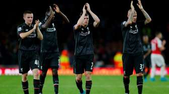 Para pemain Liverpool memberikan aplaus kepada fansnya usai bermain imbang melawan Arsenal. Reuters / Eddie Keogh Livepic