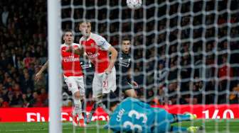 Kiper Arsenal Petr Cech menyelamatkan gawangnya dari tendangan pemain Liverpool. Philippe Coutinho Reuters / Eddie Keogh Livepic
