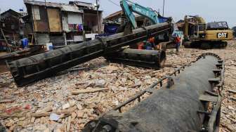 Pemasangan Turap di Kampung Pulo