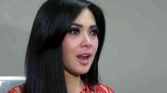 Syahrini Gunakan Gaun Menerawang