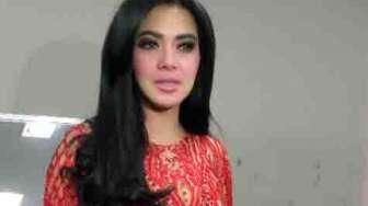 Syahrini Gunakan Gaun Menerawang