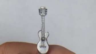 VIDEO: Anda Dijamin Kagum Lihat Pembuatan Miniatur Gitar Ini