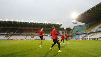 Pemain MU berlatih di Jan Breydel Stadium, Belgia, guna menghadapi leg kedua play-off Liga Champions (26/8) [Reuters/Carl Recine]