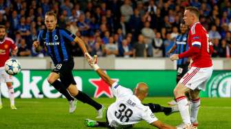 Kapten Manchester United Wayne Rooney mencetak gol ke gawang Club Brugge. Reuters / Yves Herman Livepic.
