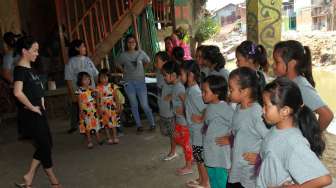 Kedutaan Besar Australia, Jakarta bekerja sama dengan Yayasan Bina Ballet Indonesia menyelenggarakan Menari Balet di Ciliwung. (Suara.com/ Oke Atmadja)