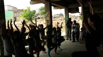 Kedutaan Besar Australia, Jakarta bekerja sama dengan Yayasan Bina Ballet Indonesia menyelenggarakan Menari Balet di Ciliwung. (Suara.com/ Oke Atmadja)